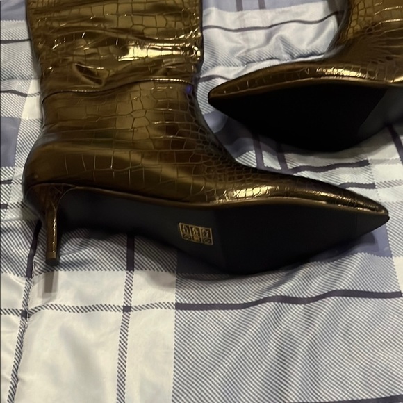 NEW Elegant Black Croc-Embossed Knee-High Boots - Picture 3 of 7